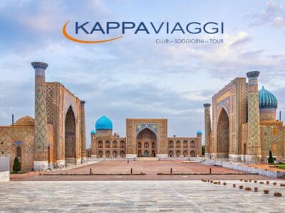Piazza Registan a Samarcanda, in Uzbekistan, con il logo dell'agenzia di viaggi Kappaviaggi in alto: una tappa iconica del tuo indimenticabile tour Via Della Seta.