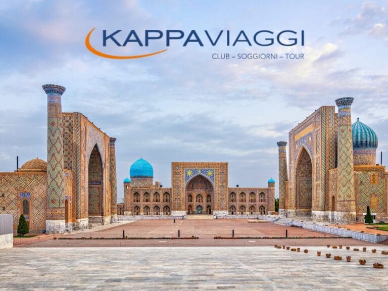 Piazza Registan a Samarcanda, in Uzbekistan, con il logo dell'agenzia di viaggi Kappaviaggi in alto: una tappa iconica del tuo indimenticabile tour Via Della Seta.