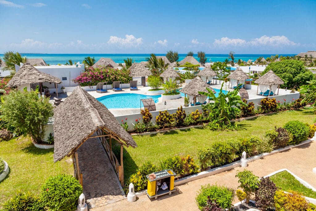 Una spiaggia con il cielo azzurro.