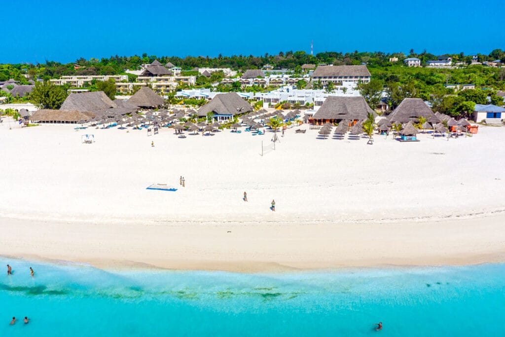 Un'offerta viaggio verso un'incredibile destinazione balneare ti aspetta al Bravo Premium Kendwa Beach. Vivi la vista aerea mozzafiato di una spiaggia incontaminata di sabbia bianca adornata da un aspetto affascinante