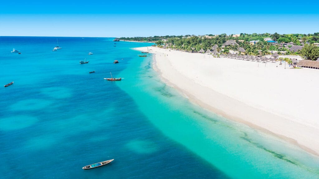 Una veduta aerea della spiaggia Bravo Premium Kendwa con barche in acqua.