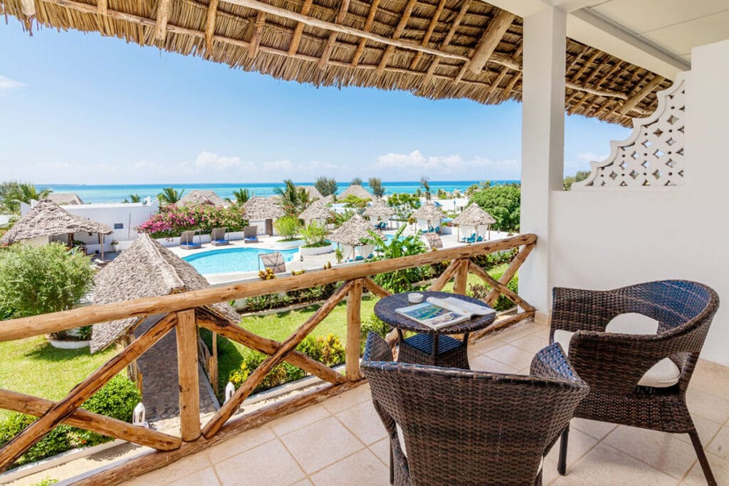 Godetevi la vista mozzafiato sull'oceano dal vostro balcone privato adornato da comode sedie in vimini.