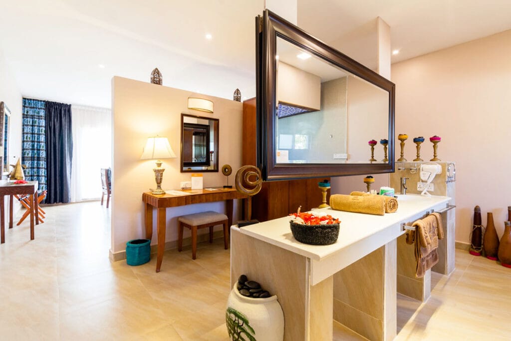 Un bagno con specchio e lavandino al Bravo Premium Kendwa Beach.