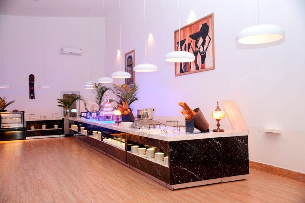 Camera con pavimento in legno e bancone in legno disponibile all'interno del pacchetto Bravo Premium Kendwa Beach offerto da SBS Viaggi.