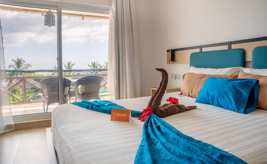 Un letto con sopra un animale di peluche.