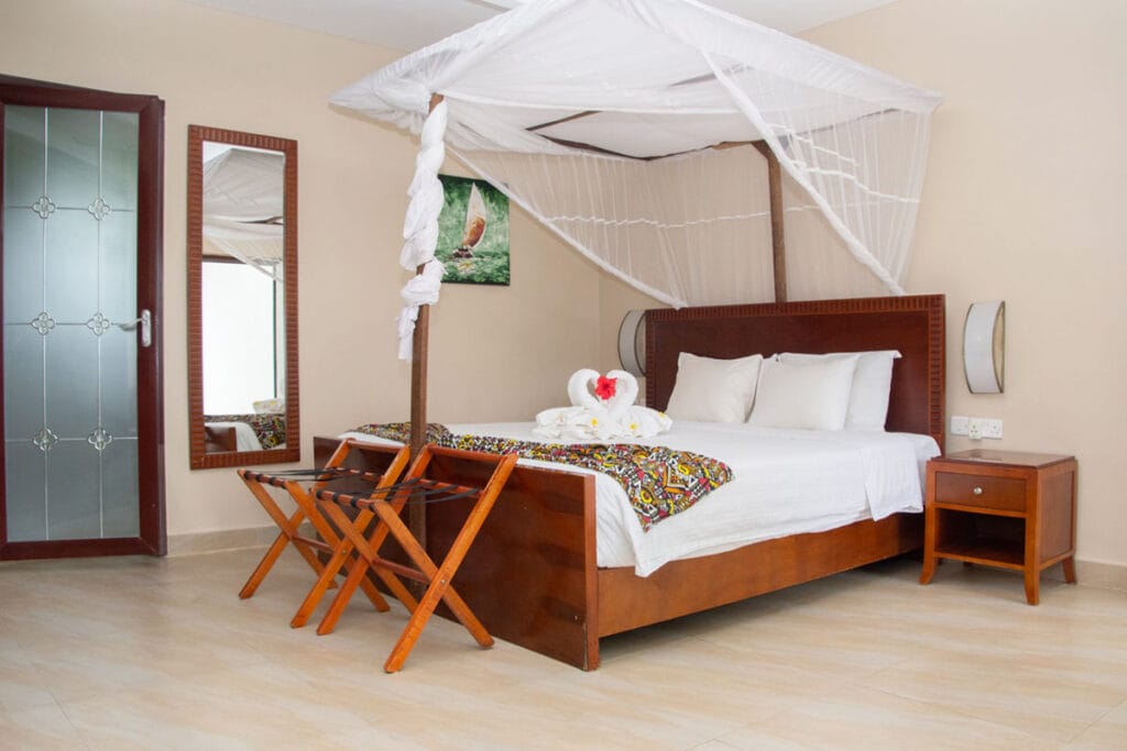 Un letto lussuoso con un baldacchino sopra, che offre un rifugio degno di un re.