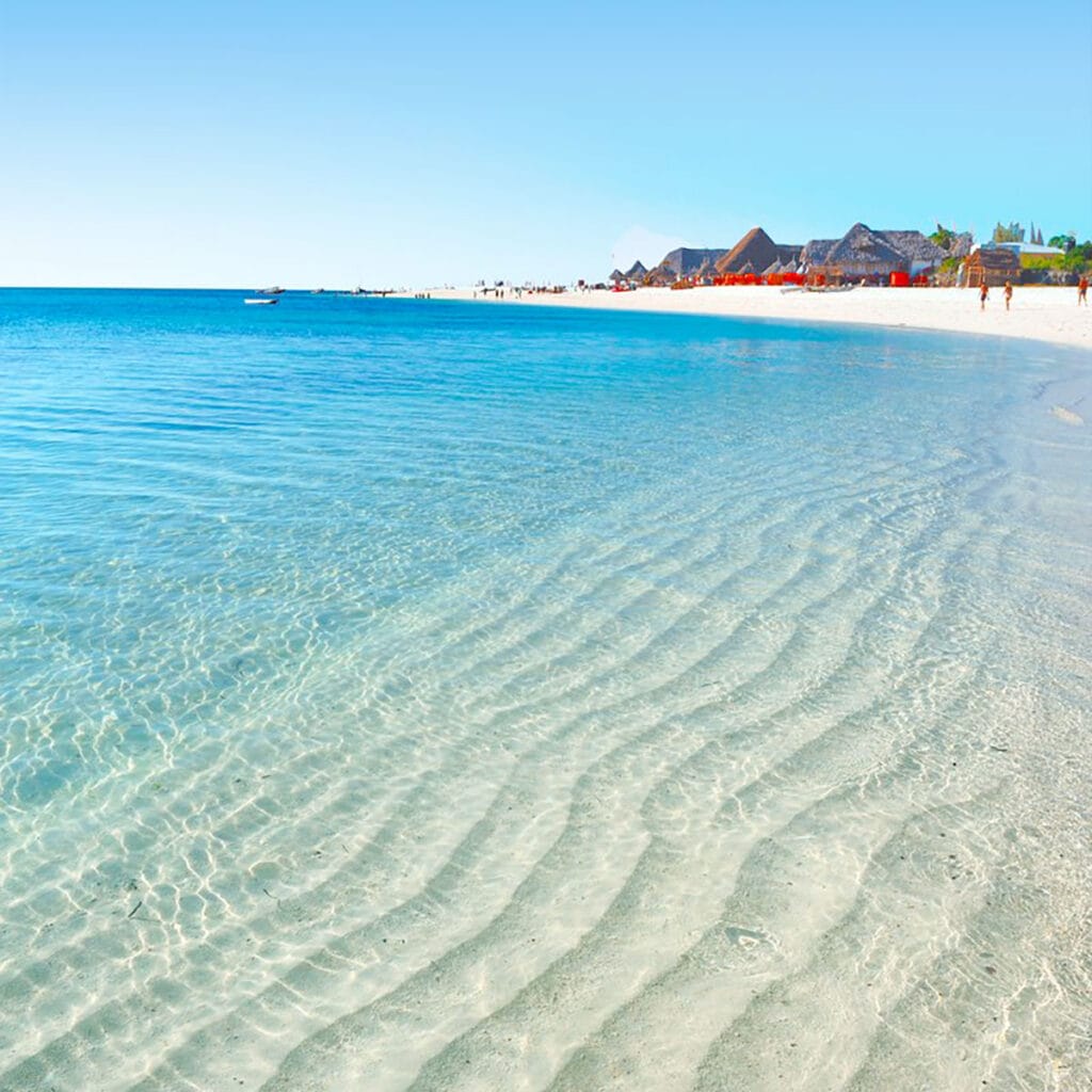 Parola chiave: sabbia bianca.
Descrizione: Una spiaggia con acqua cristallina e sabbia bianca abbagliante.