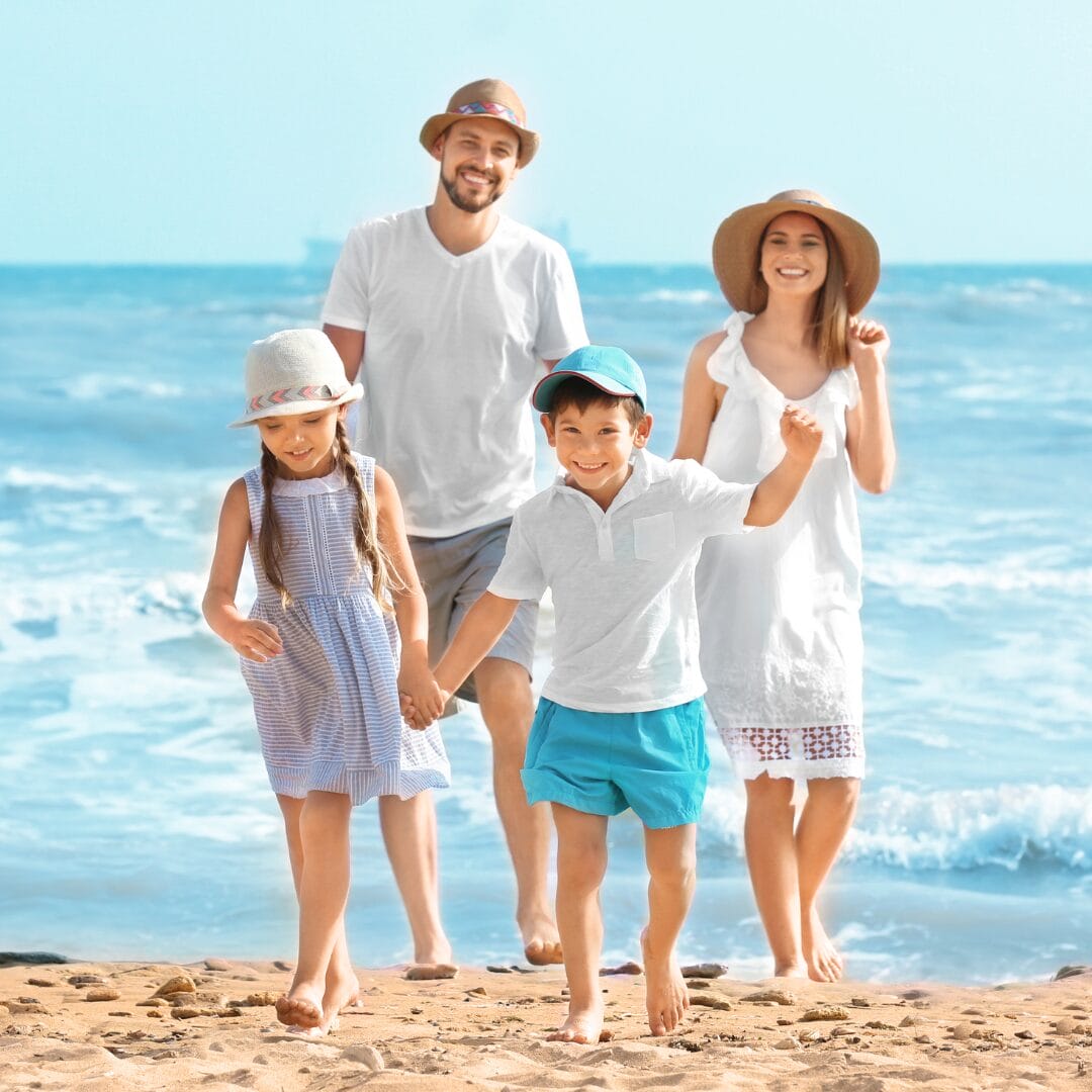 Una famiglia passeggia sulla spiaggia godendosi la crociera MSC.