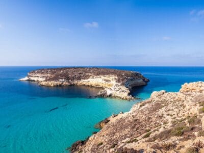 A Bozza, scogliera rocciosa a picco su un mare azzurro.