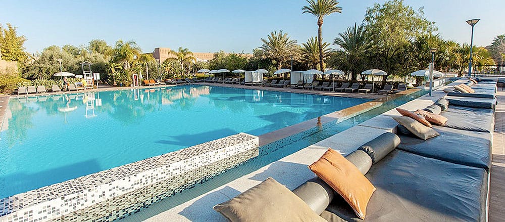 Una piscina con lettini e ombrelloni a Chefchaouen.