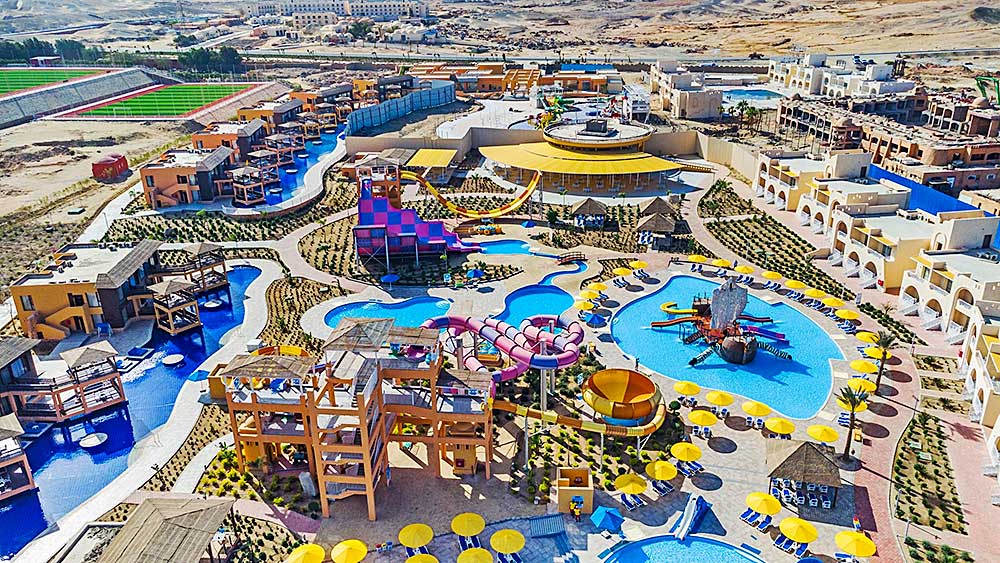 Vista aerea del Villaggio Mar Rosso con strutture per parco acquatico in un ambiente desertico.