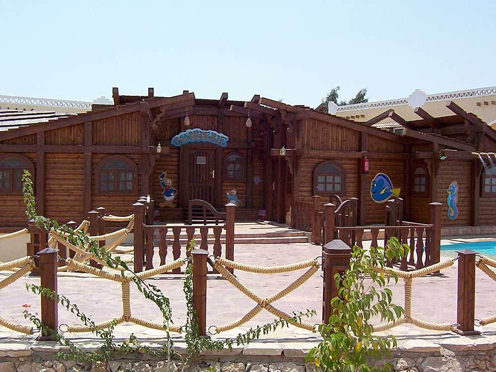 Costruzione in legno con decorazioni a tema marino e recinzione in corda, forse un ristorante o un'attrazione a tema nel villaggio di Sharm El Sheikh.