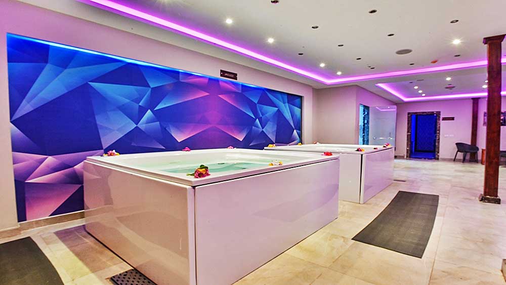 Interni spa moderni con pareti dal design geometrico e illuminazione ambientale al Villaggio Mar Rosso.