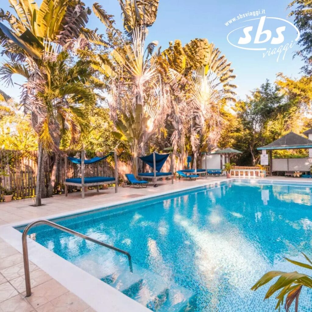 La piscina esterna, immersa sotto un cielo azzurro e terso, è circondata da graziose palme e sedie a sdraio. Una recinzione sicura completa questa scena idilliaca, creando una rilassante fuga bozza automatica.