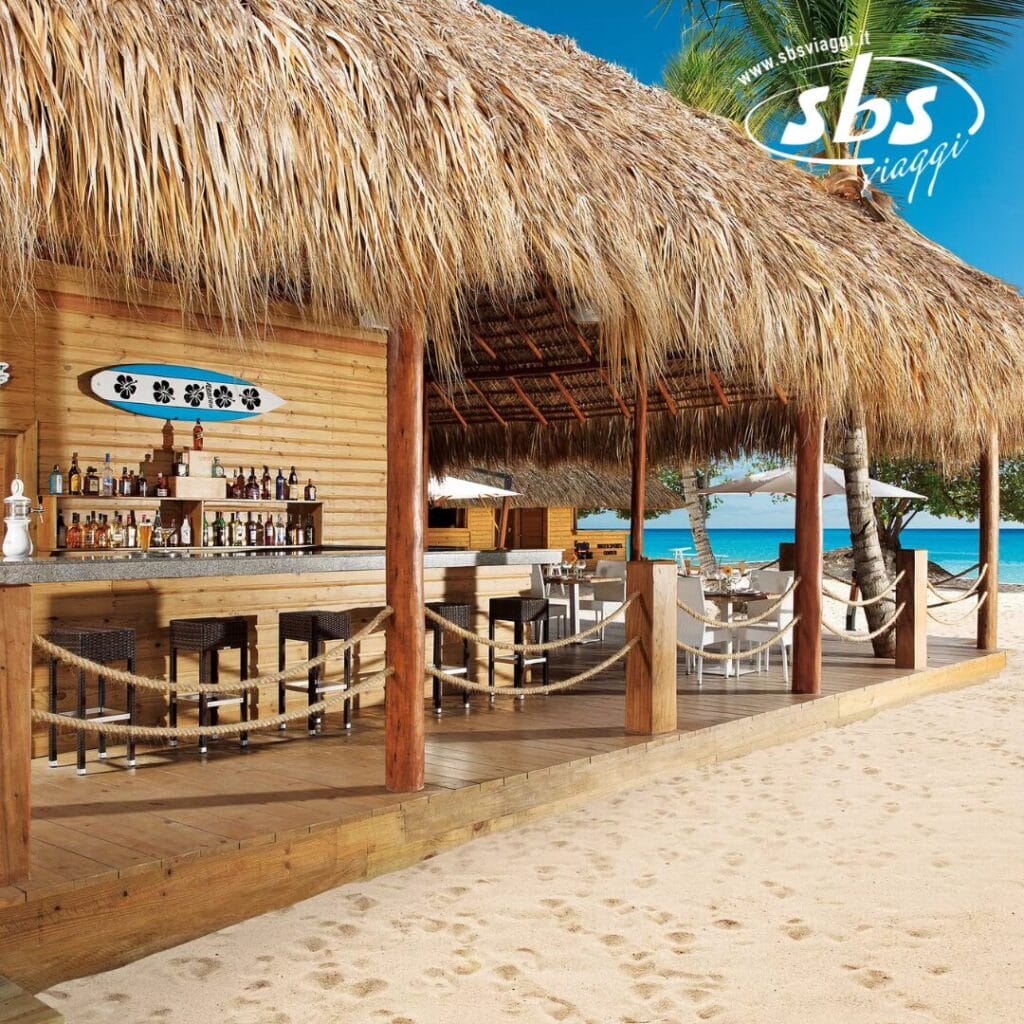 Vivi la fuga sulla spiaggia per eccellenza nel nostro bar all'aperto, dove i sogni in stile Seaclub prendono vita. Adagiato sulle sabbie di Dominicus La Romana, questo paradiso con tetto di paglia e i suoi invitanti sgabelli da bar in legno offrono viste mozzafiato sulle onde dell'oceano e sulle palme ondeggianti.