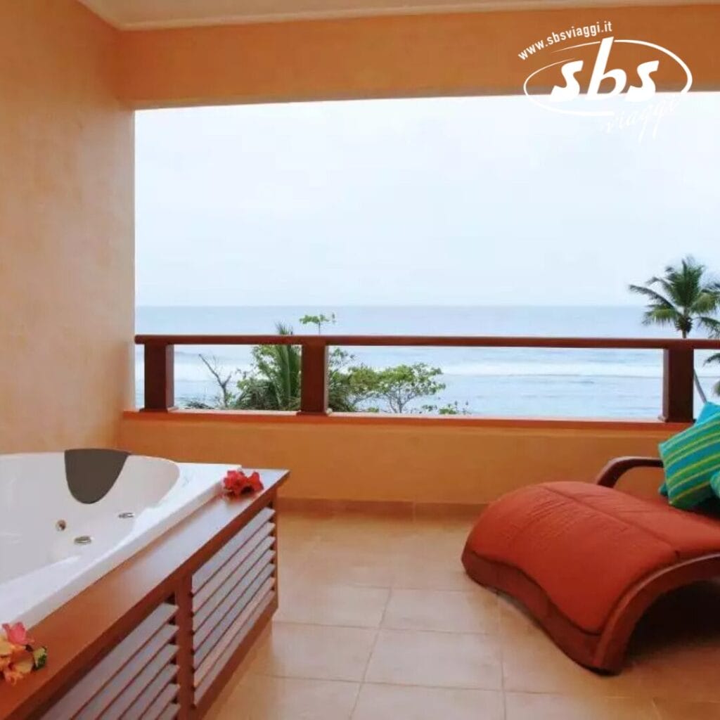 Provate il lussuoso balcone dell'Hilton Allamanda Resort, dove la vista sull'oceano è completata da una rilassante jacuzzi e da una poltrona decorata con un cuscino colorato. Abbandonatevi alla serenità mentre vi godete l'accesso alla nostra spa di prima classe per il massimo ringiovanimento.