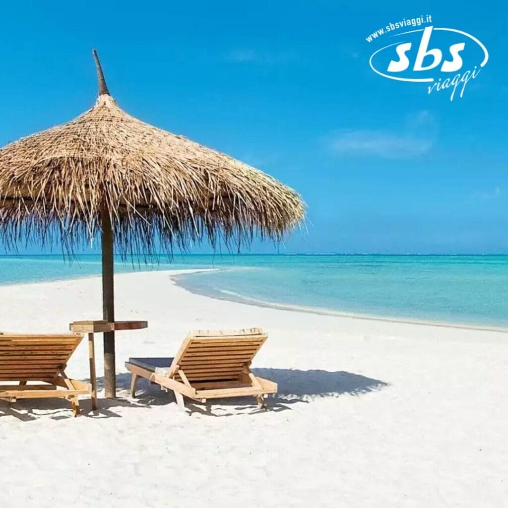 Due sedie a sdraio in legno sotto un ombrellone di paglia su una spiaggia incontaminata con cielo azzurro e acqua turchese, che catturano l'essenza serena del Gangehi Island Resort.