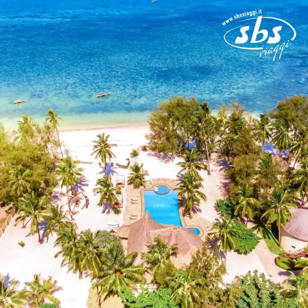 Vista aerea di Kae Beach, un paradiso tropicale con una lussuosa piscina al Club Coralia, circondata da palme ondeggianti e con vista sull'oceano azzurro.