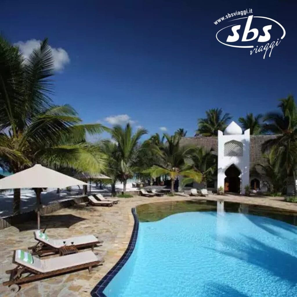 La piscina tropicale del resort, Bozza automatica, che rilassa i sensi, è circondata da palme e sedie a sdraio sotto gli ombrelloni, con un edificio sereno sullo sfondo.