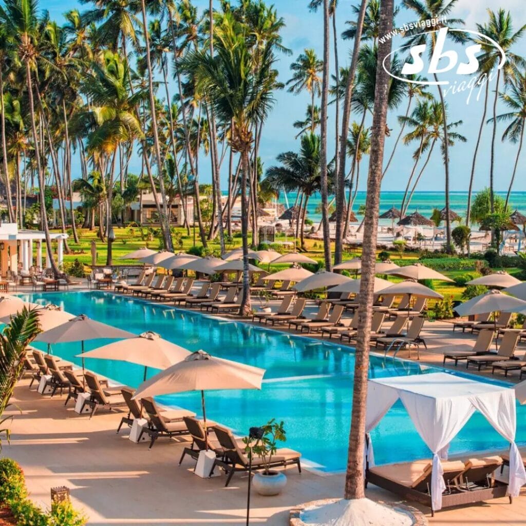 La zona piscina da sogno del resort è dotata di lettini prendisole, ombrelloni e palme ondeggianti, il tutto con vista sulla spiaggia e sull'oceano. Provate la pura beatitudine nel Seaclub Style del Tui Blue Bahari.