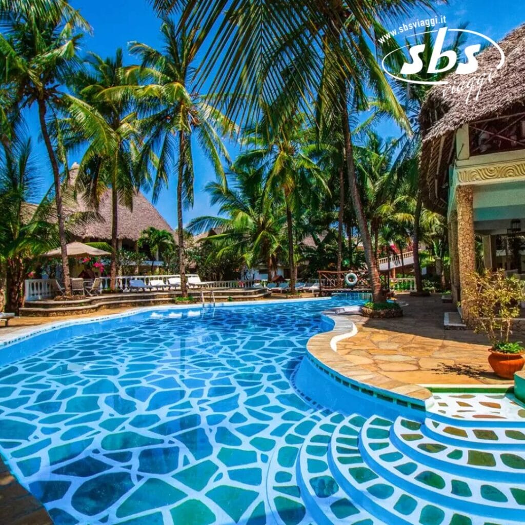 L'Aquarius Club International vanta una piscina resort con uno splendido design geometrico piastrellato, circondata da palme ondeggianti e incantevoli edifici con tetti di paglia.