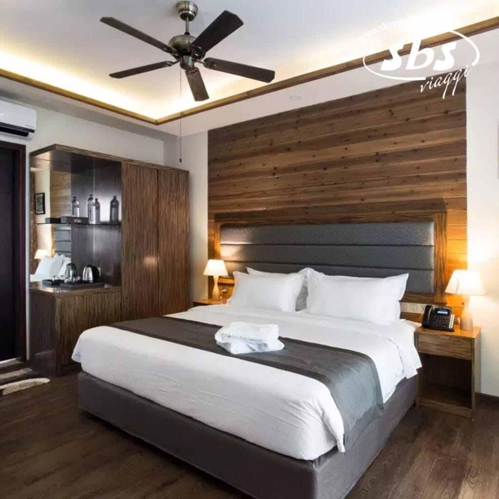Scoprite il fascino del Pearl Sands, un boutique hotel con camere moderne dotate di un ampio letto, pannelli in legno, ventilatore a soffitto, lampade da comodino e un accogliente angolo cottura.