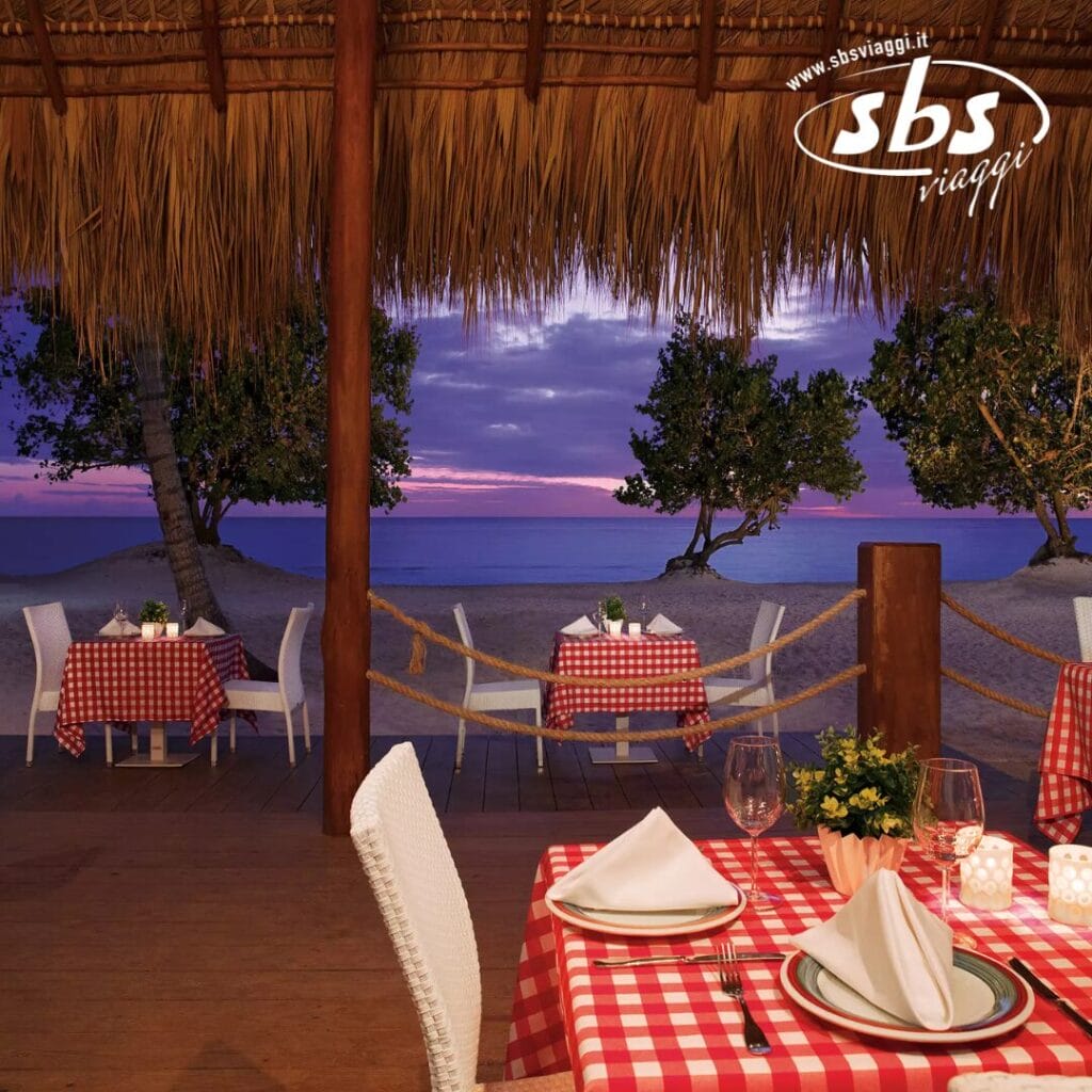 L'accogliente ristorante sulla spiaggia del Seaclub, con tanto di tovaglie a quadri rossi e tetto di paglia, è un luogo idilliaco per cenare al tramonto a Dominicus La Romana. La vista sull'oceano e le palme esaltano l'atmosfera serena, rendendolo una vera destinazione da sogno.