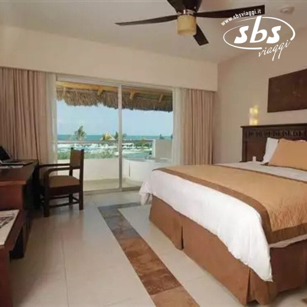 Provate il relax nella nostra camera d'albergo, dotata di letto matrimoniale, scrivania e sedia. Godetevi la brezza delicata del ventilatore a soffitto mentre attraversate le porte scorrevoli in vetro per raggiungere il vostro balcone con vista sull'oceano. La camera fonde perfettamente il comfort con l'atmosfera accattivante di Bozza automatica.