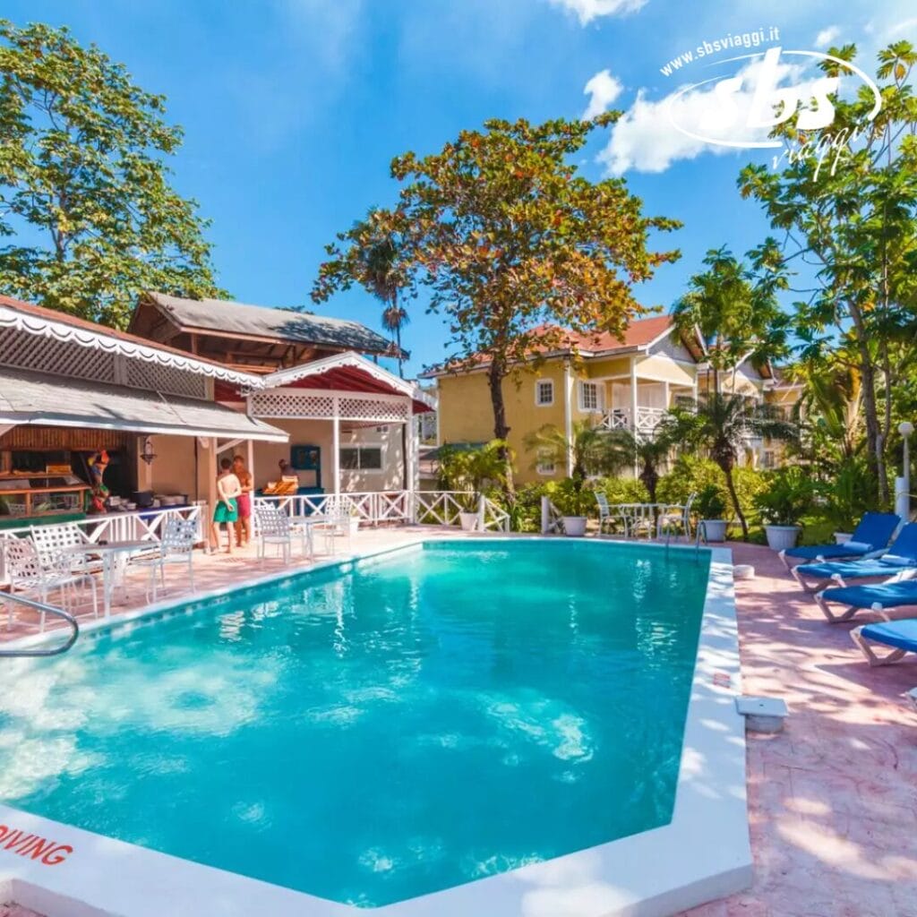 Al Merril's Beach Resort, potrete godervi la piscina all'aperto circondata da sedie a sdraio e alberi tropicali, mentre alcuni ospiti sorseggiano un drink al bar a bordo piscina.