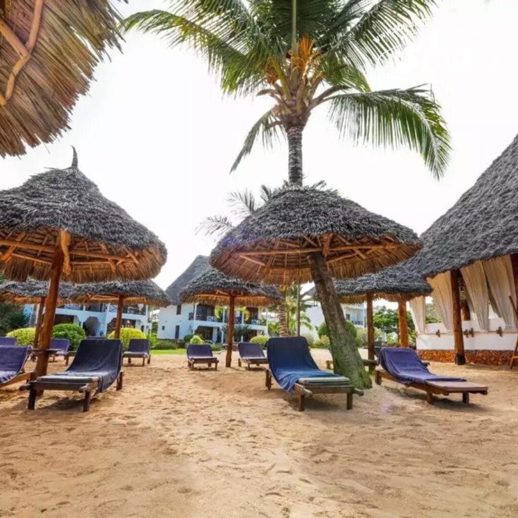 Sunset Beach del Veraclub offre un rifugio sereno, con lettini e ombrelloni di paglia adagiati sotto le palme ondeggianti sulla sua incontaminata spiaggia sabbiosa.