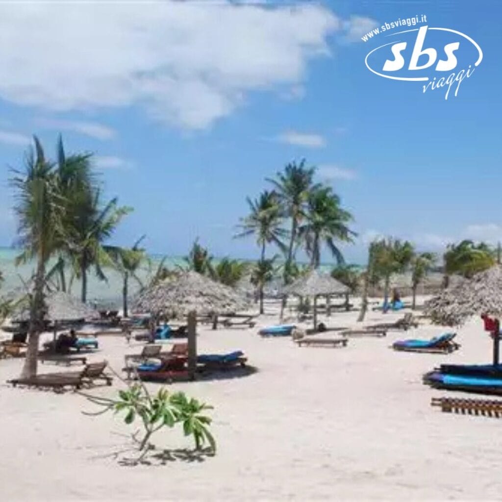 Scoprite la bellezza serena della costa di Watamu presso il Jumbo Watamu Resort, dove le palme ondeggiano dolcemente sugli ombrelloni di paglia e sulle sedie a sdraio sotto un vasto cielo azzurro.