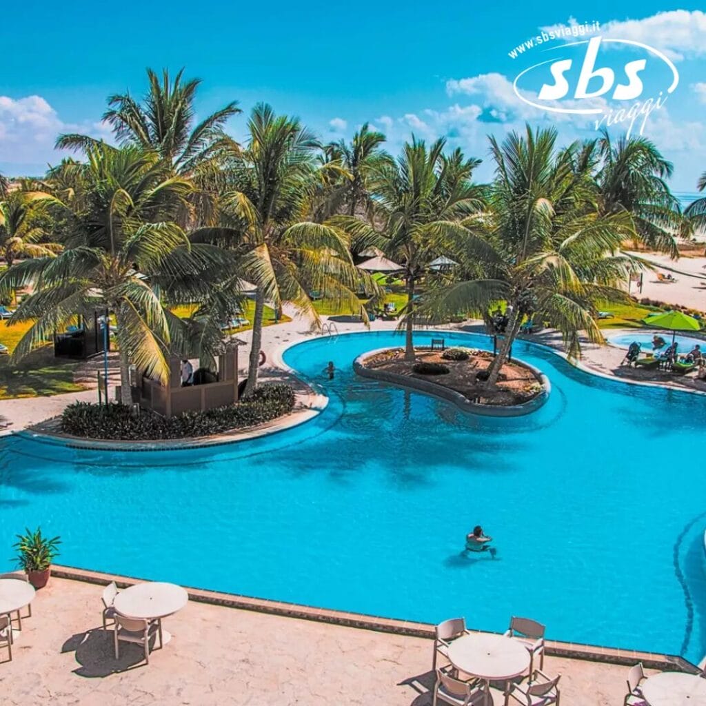 Il resort Hilton Salalah vanta una grande piscina in stile laguna circondata da palme ondeggianti, dove gli ospiti possono nuotare e rilassarsi in paradiso.