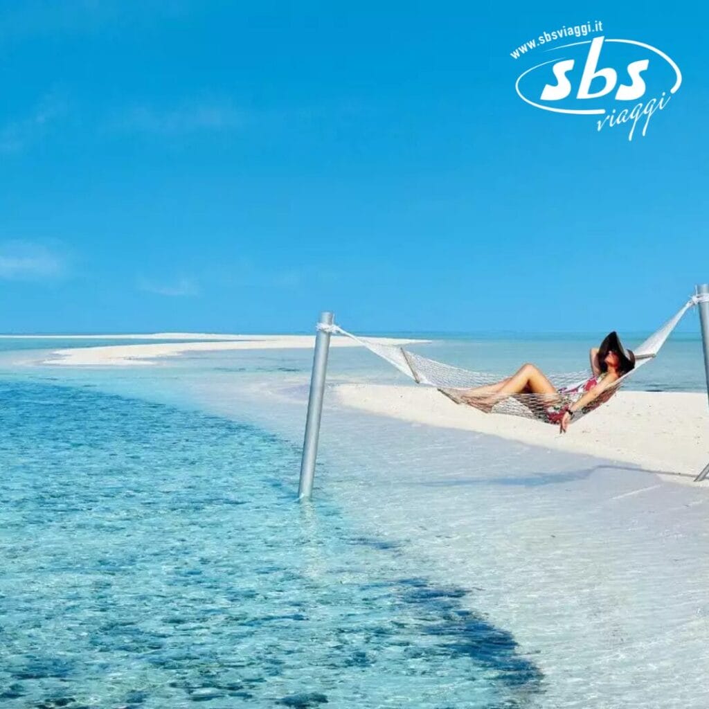 Sdraiati su un'amaca in un resort di lusso, potrete rilassarvi su una spiaggia limpida e poco profonda, con acque turchesi e sabbia bianca sotto un cielo azzurro brillante: un assaggio di paradiso che ricorda l'atmosfera serena dell'isola di Gangehi.