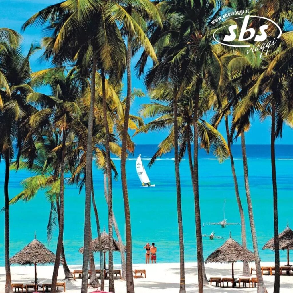 Una scena da sogno su una spiaggia tropicale con alte palme, ombrelloni di paglia e sedie a sdraio. Due persone sono in piedi vicino alla riva, affascinate da una barca a vela sull'acqua turchese, incarnando l'essenza dello stile Seaclub.