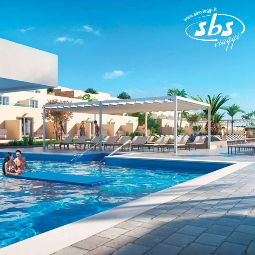 La tranquilla piscina esterna del Riu Jambo Hotel è dotata di sedie a sdraio e di un elegante pergolato. Una coppia si gode le acque limpide e azzurre sotto il vasto cielo, mentre il logo