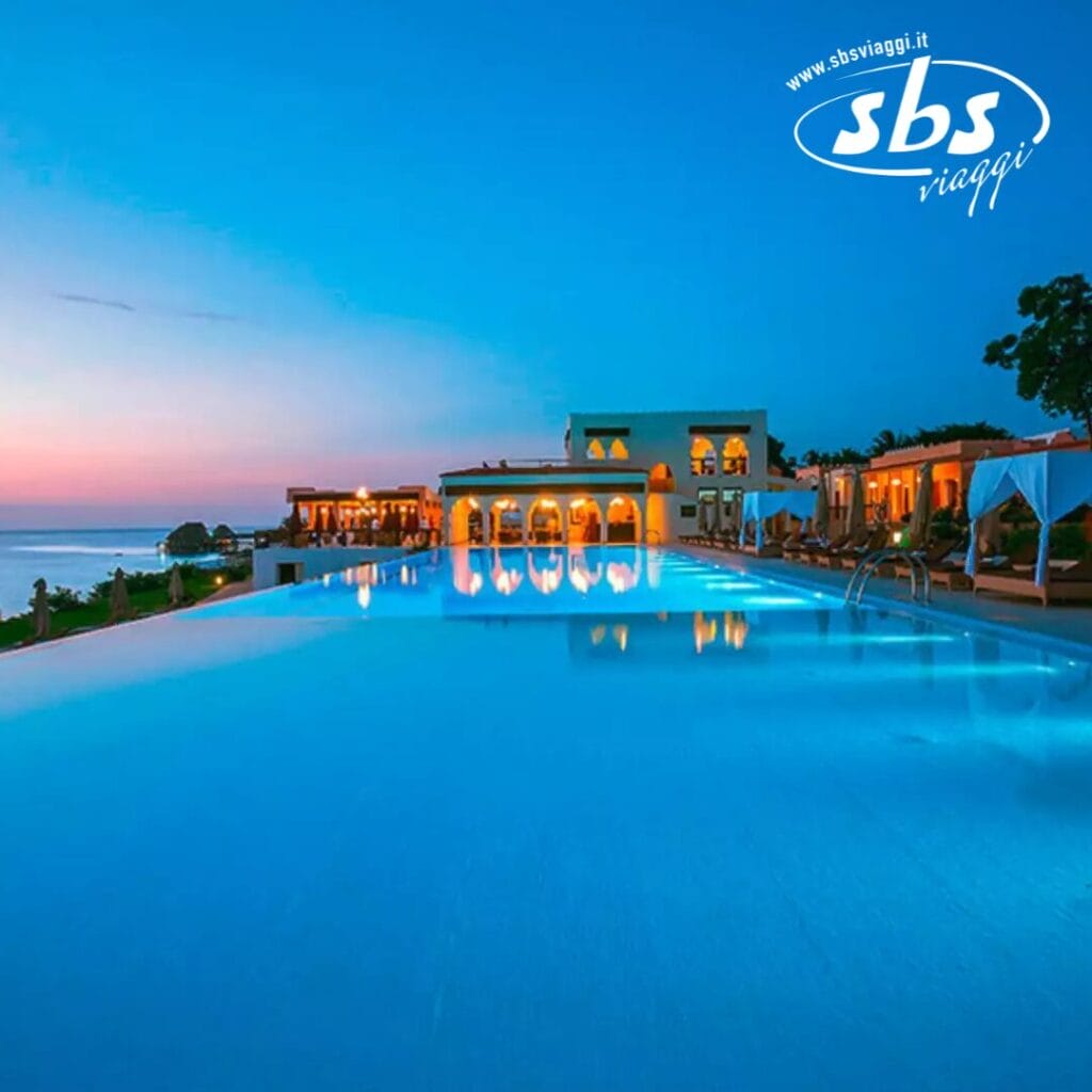 Al tramonto, la piscina a sfioro rispecchia il cielo vibrante mentre una fila di edifici illuminati vicino al mare cattura il tuo sguardo. La bellezza serena di Zanzibar è perfettamente incarnata al Riu Palace Zanzibar, dove eleganza e tranquillità si incontrano.