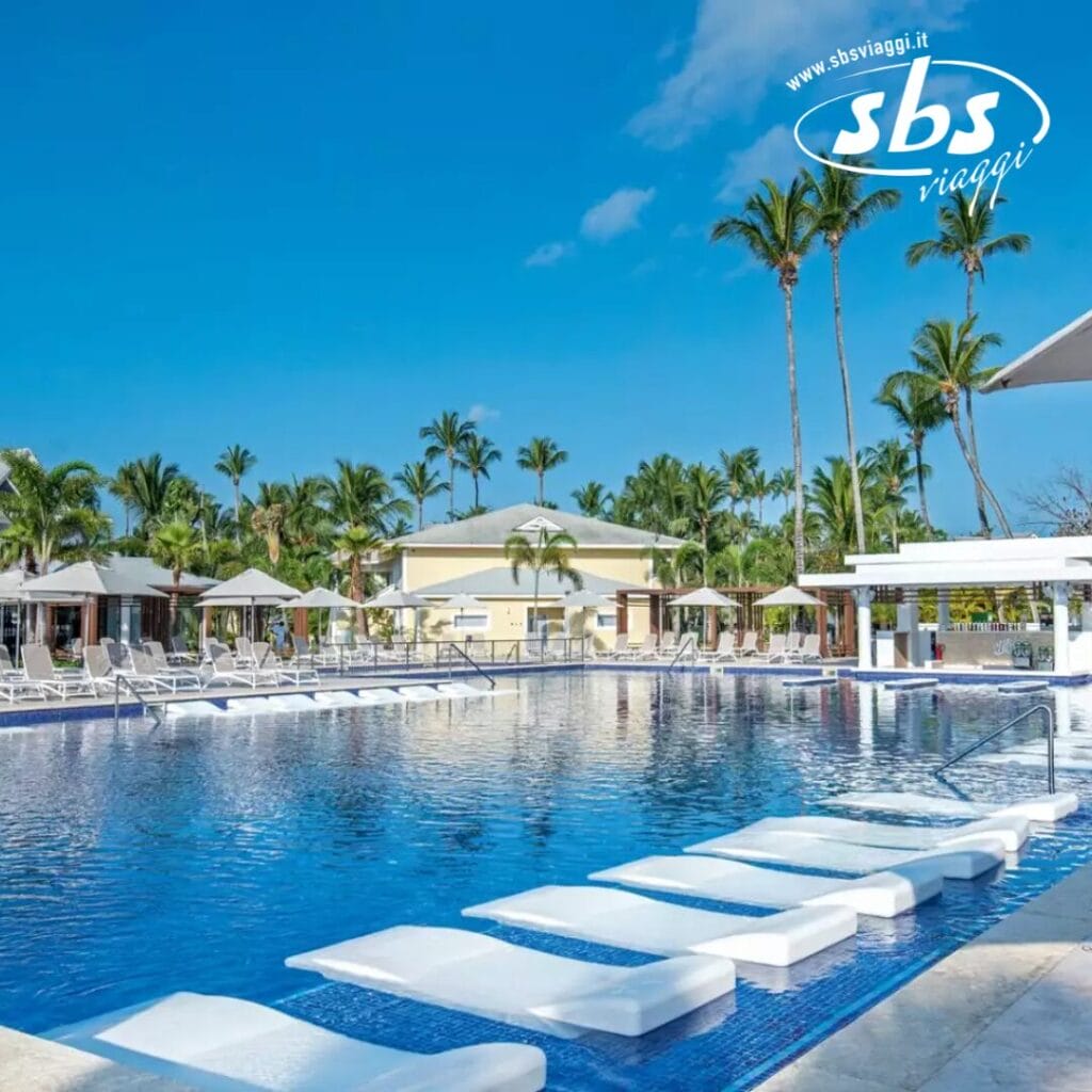 Provate la lussuosa piscina esterna di El Portillo, dove gradini in pietra vi condurranno attraverso acque cristalline circondate da palme. Rilassatevi nelle aree salotto ombreggiate sotto il cielo azzurro e scoprite perché il Grand Bahia Principe è sinonimo di paradiso tropicale.