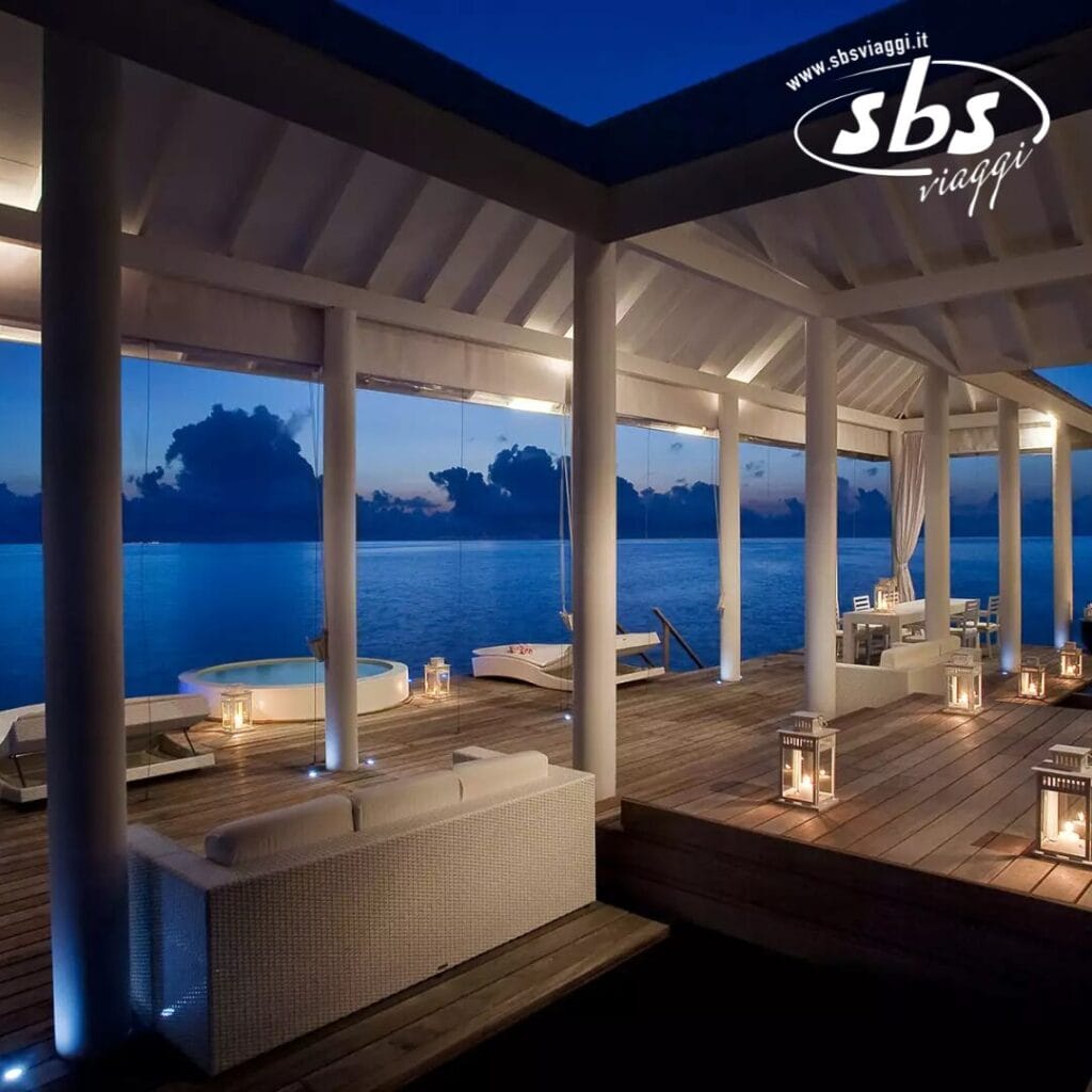 Provate lo stile Seaclub su un moderno ponte in legno all'aperto con vista sull'oceano al tramonto. Questa Water Villa dispone di posti a sedere, lanterne, una jacuzzi e una zona pranzo per il massimo relax presso Athuruga Beach.