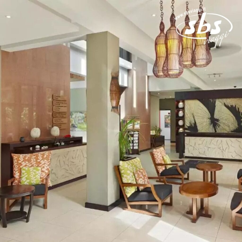 L'Hilton Allamanda vanta una moderna hall con mobili in legno, cuscini fantasia ed eleganti lampade a sospensione. Gli ospiti vengono accolti presso un'elaborata reception, che prepara il terreno per un'esperienza da resort arricchita dai nostri lussuosi servizi spa.