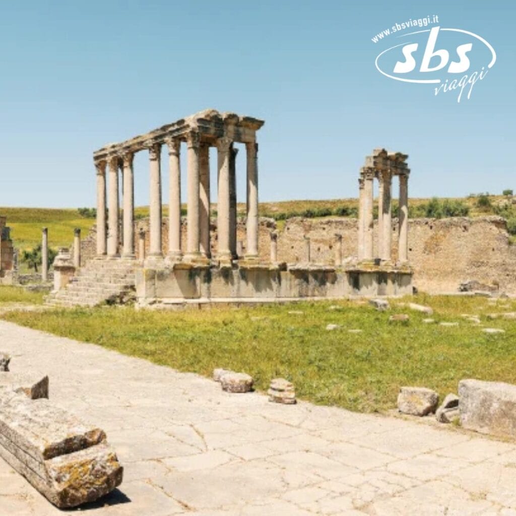Antiche rovine con colonne si ergono fiere sotto un cielo limpido, circondate da erba rigogliosa e resti di pietra sparsi, come una bozza automatica che abbozza la narrazione senza tempo della storia.