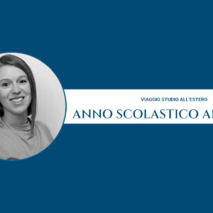 Una donna sorridente in una foto circolare in bianco e nero su una grafica blu e bianca. Il testo recita: "VIAGGIO STUDIO ALL'ESTERO ANNO SCOLASTICO ALL'ESTERO". Empowering Students with i migliori programmi per il quarto anno all'estero.