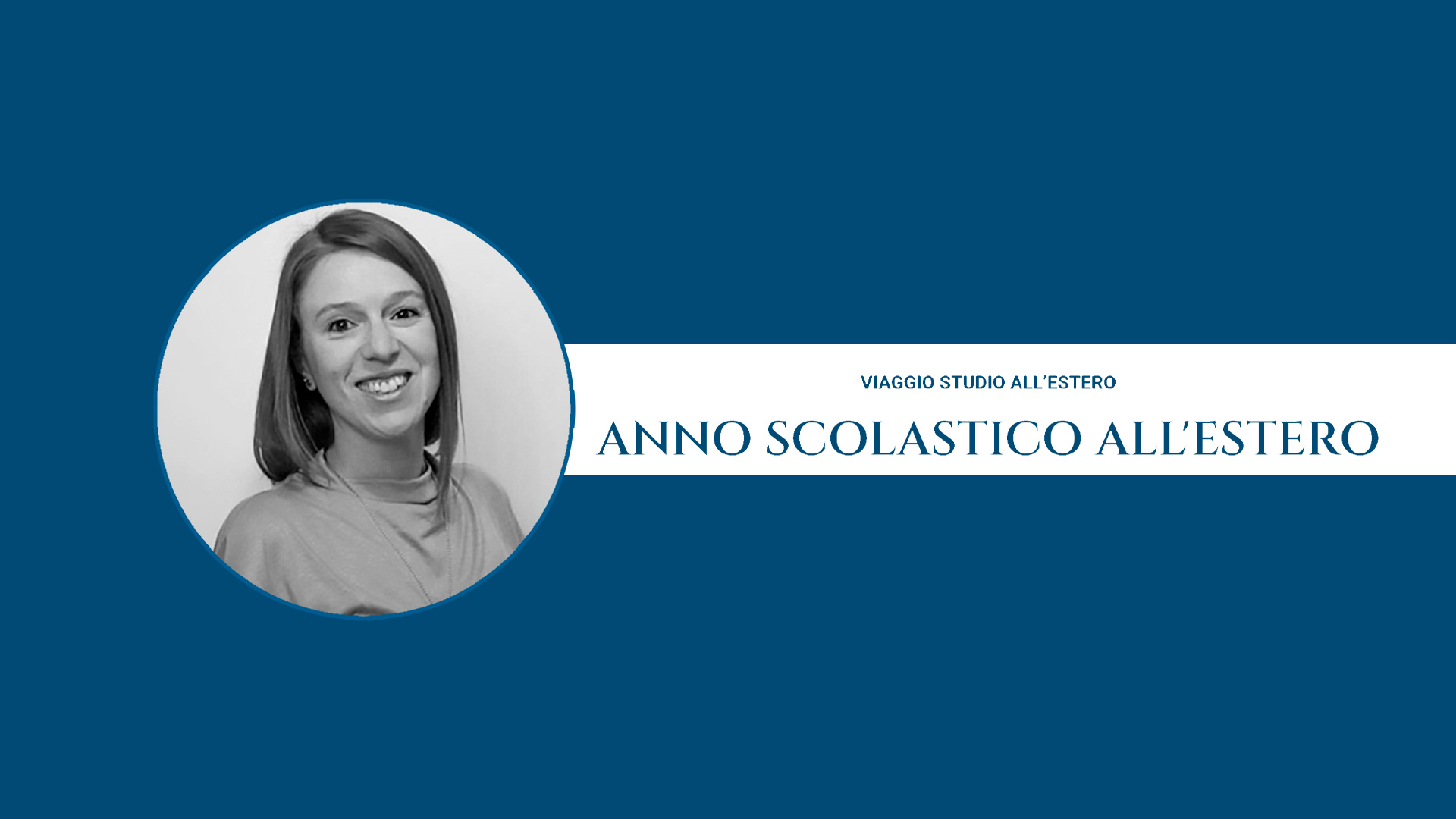 Una donna sorridente in una foto circolare in bianco e nero su una grafica blu e bianca. Il testo recita: "VIAGGIO STUDIO ALL'ESTERO ANNO SCOLASTICO ALL'ESTERO". Empowering Students with i migliori programmi per il quarto anno all'estero.