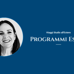 A sinistra compare il ritratto sorridente di una donna in bianco e nero. A destra, un testo in italiano recita "Viaggi Studio all'Estero Programmi Estivi" su sfondo blu.