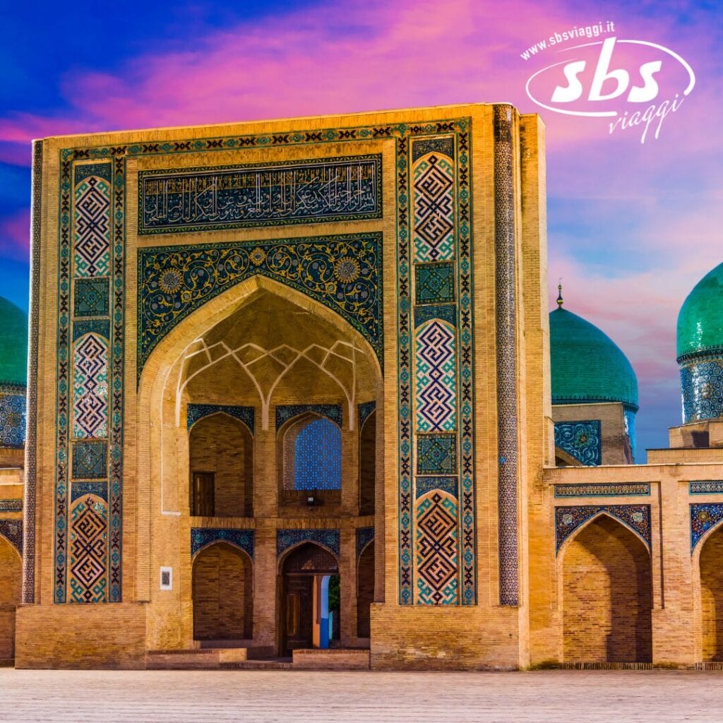 Sullo sfondo di un vivace cielo al tramonto, si erge maestosa una sontuosa struttura architettonica con intricati motivi di piastrelle e archi, che cattura nel suo design l'essenza della bozza automatica.