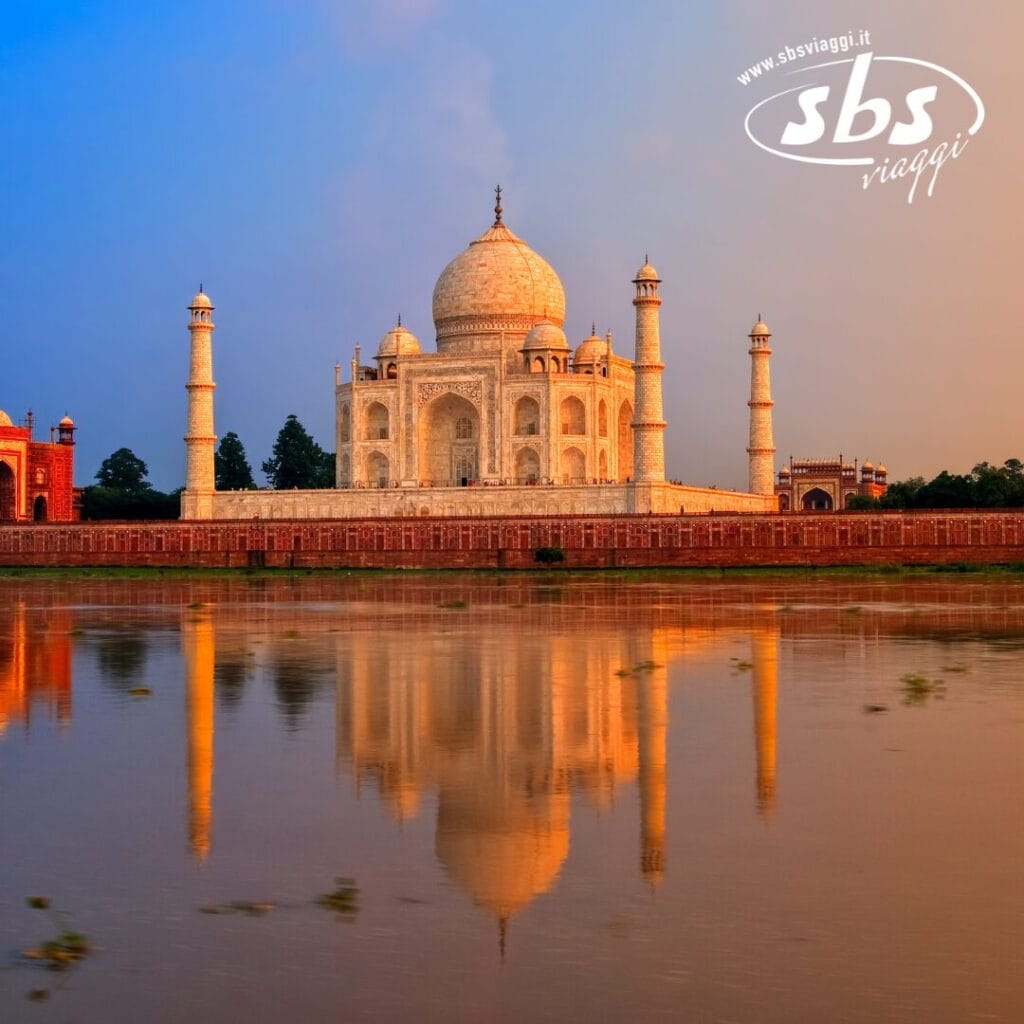 Al tramonto, il Taj Mahal proietta il suo sereno riflesso in un tranquillo specchio d'acqua, con