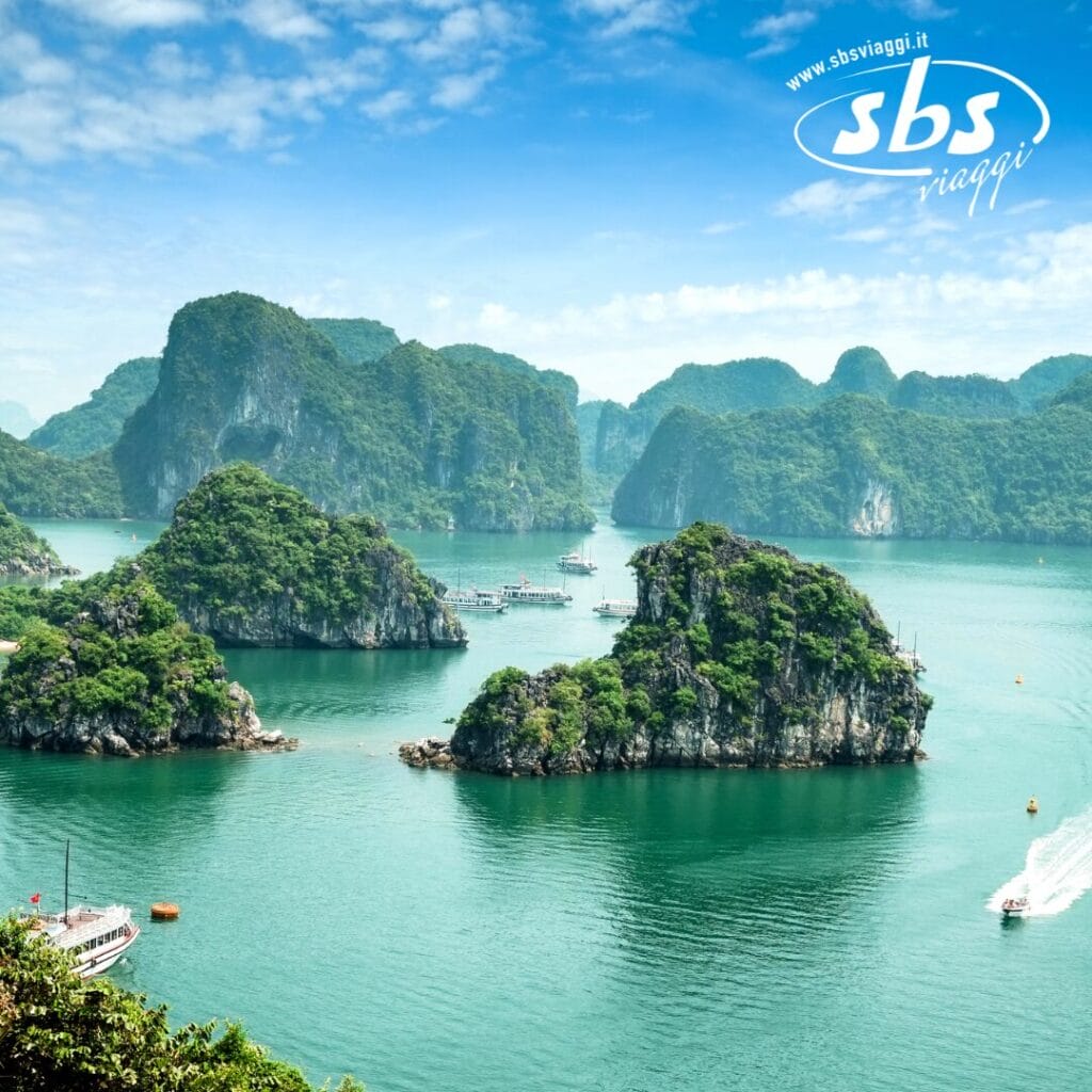 Godetevi la vista panoramica della baia del Vietnam con le sue isole calcaree verdi, le barche che galleggiano dolcemente sull'acqua e un cielo azzurro e limpido che creano un paradiso insolito.