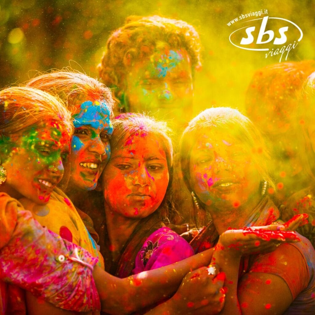 Le persone celebrano con gioia l'Holi con colori vivaci sui volti e sui vestiti, quasi come una bozza automatica di arte spontanea, catturando senza sforzo l'essenza della festa.