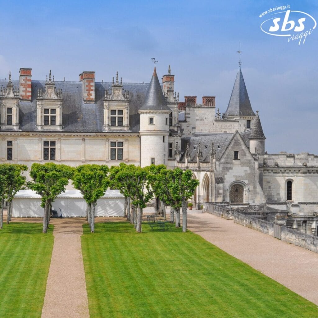 Contro un cielo azzurro, un castello con torri appuntite e mura di pietra si erge fiero. In primo piano, una Bozza automatica di prati curati e alberi potati incornicia questa scena maestosa.