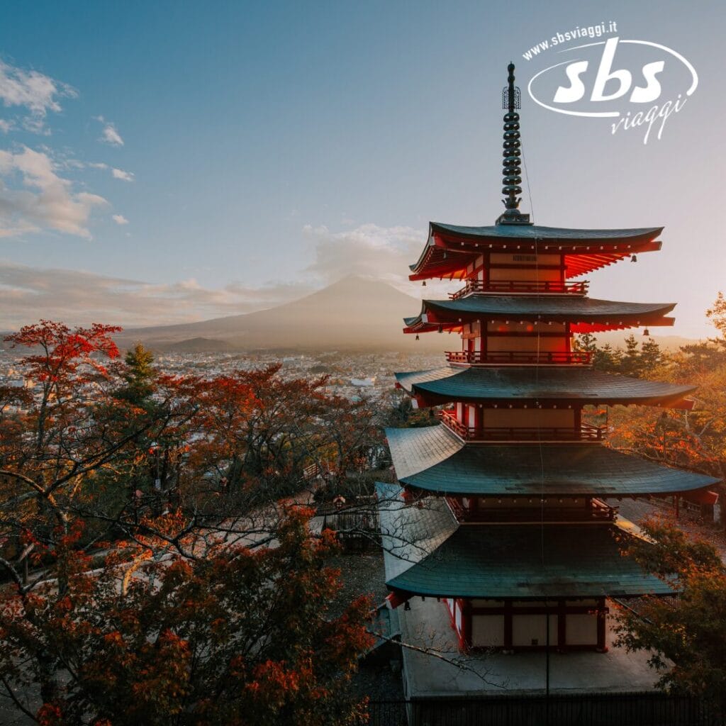 Pagoda rossa con il Monte Fuji sullo sfondo, circondata da alberi autunnali sotto un cielo limpido, che cattura la perfezione della natura come una bozza automatica.