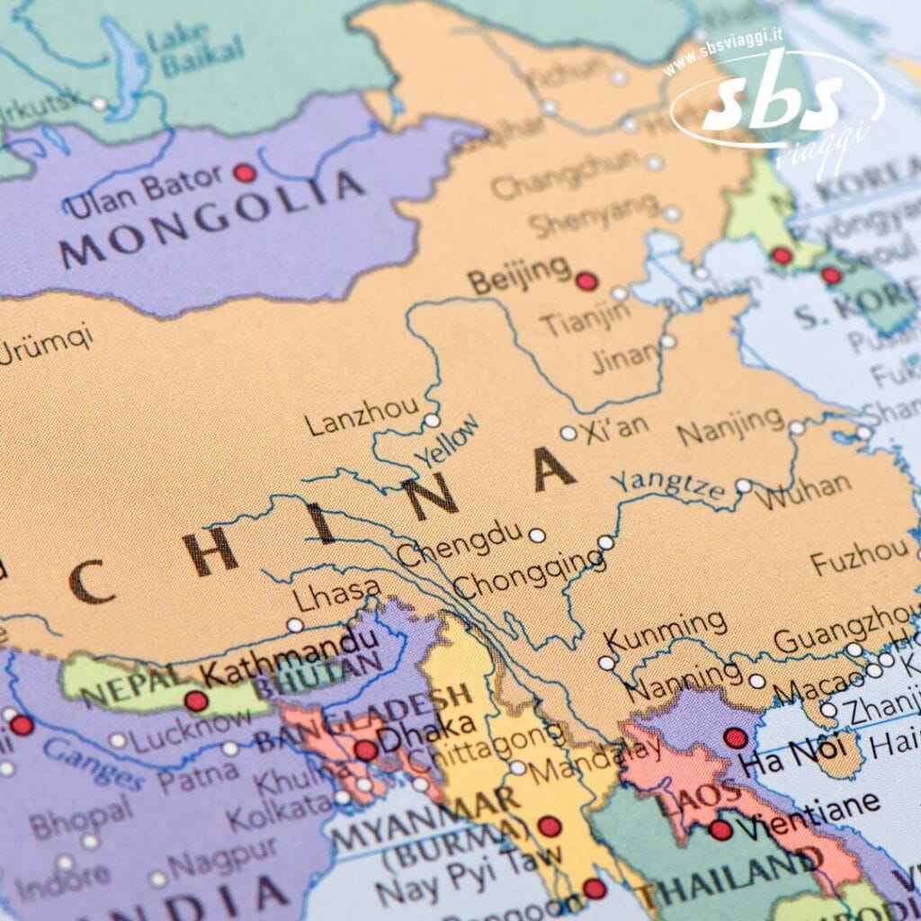 Una mappa sublime che evidenzia i paesi dell'Asia orientale, tra cui Cina, Mongolia e Myanmar, con nomi di città come Pechino e Chengdu intrecciati in un incanto di dettagli geografici.